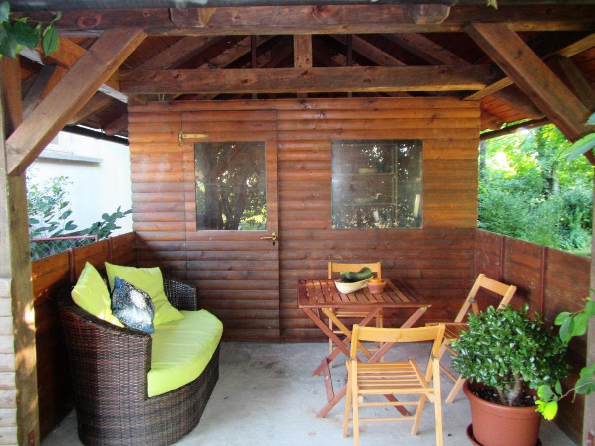 Pod Orehi Bed & Breakfast โพสโตยนา ภายนอก รูปภาพ