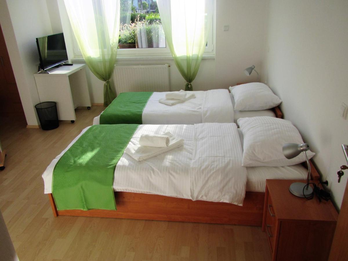 Pod Orehi Bed & Breakfast โพสโตยนา ภายนอก รูปภาพ