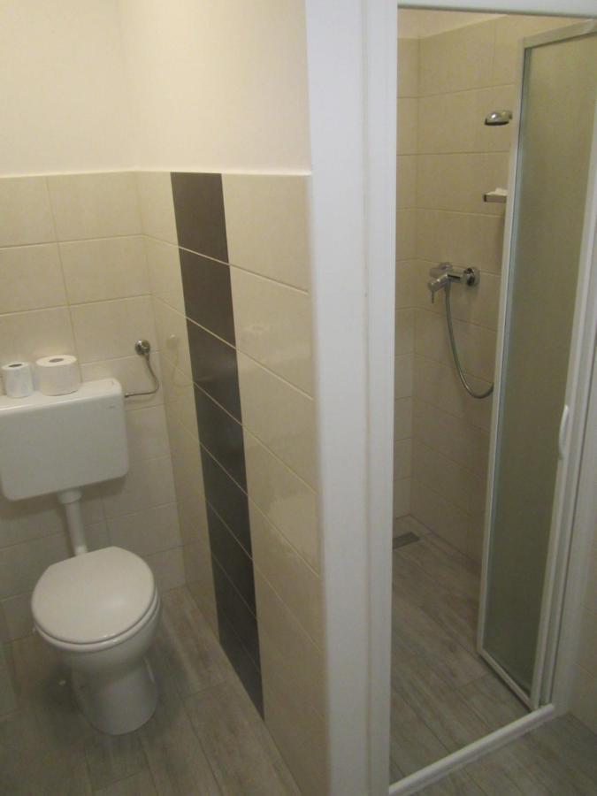 Pod Orehi Bed & Breakfast โพสโตยนา ภายนอก รูปภาพ