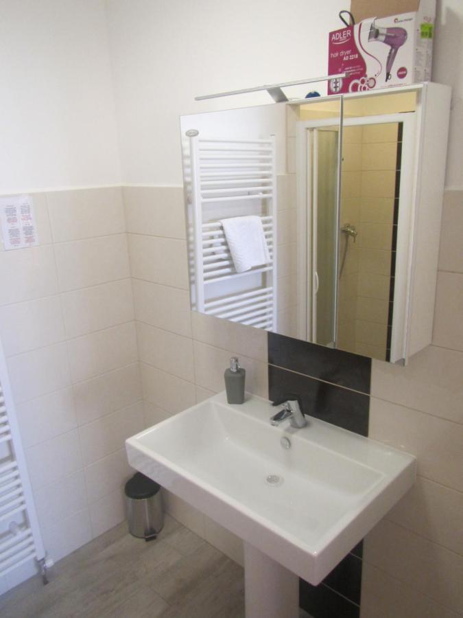 Pod Orehi Bed & Breakfast โพสโตยนา ภายนอก รูปภาพ